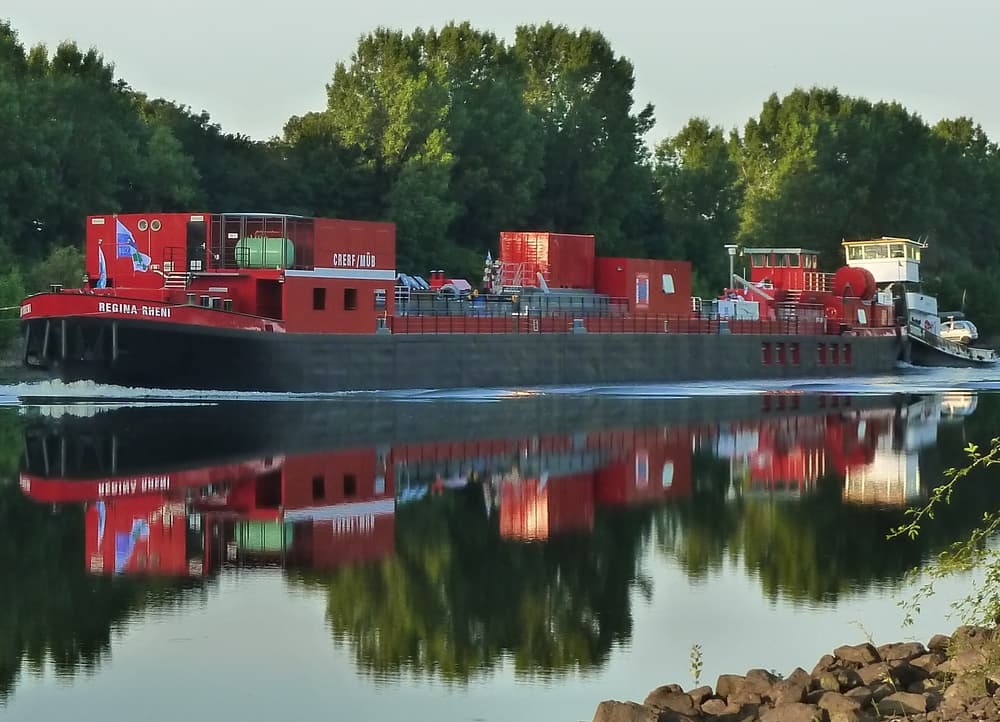 A novelty and unique in the world is the Mobile Inland Water
training facility for inland waters, in German "MÜB" for short. A floating training area for fire brigades
fire departments in France, Baden-Württemberg and Rhineland-Palatinate.
The MÜB Regina Rheni is expected to pass Unkel on July 22, 2014 on its way from the shipyard in Maasbracht (Netherlands) to Mannheim, Rhine kilometer 637.